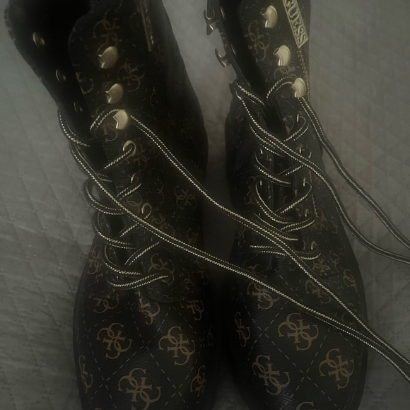 Guess Ankle Boots - Like New Size 8M - Picture 2 of 6